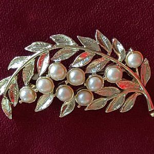 Vintage GERRYS Gold Tone Faux Pearl Brooch/PIN